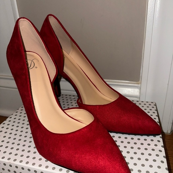 Elegant Red Suede Pumps - Picture 2 of 4